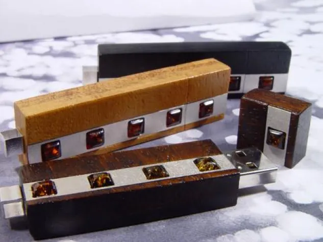 Bild: Edle USB-Sticks mit Bernstein- und Echtsilber-Applikationen aus Holz