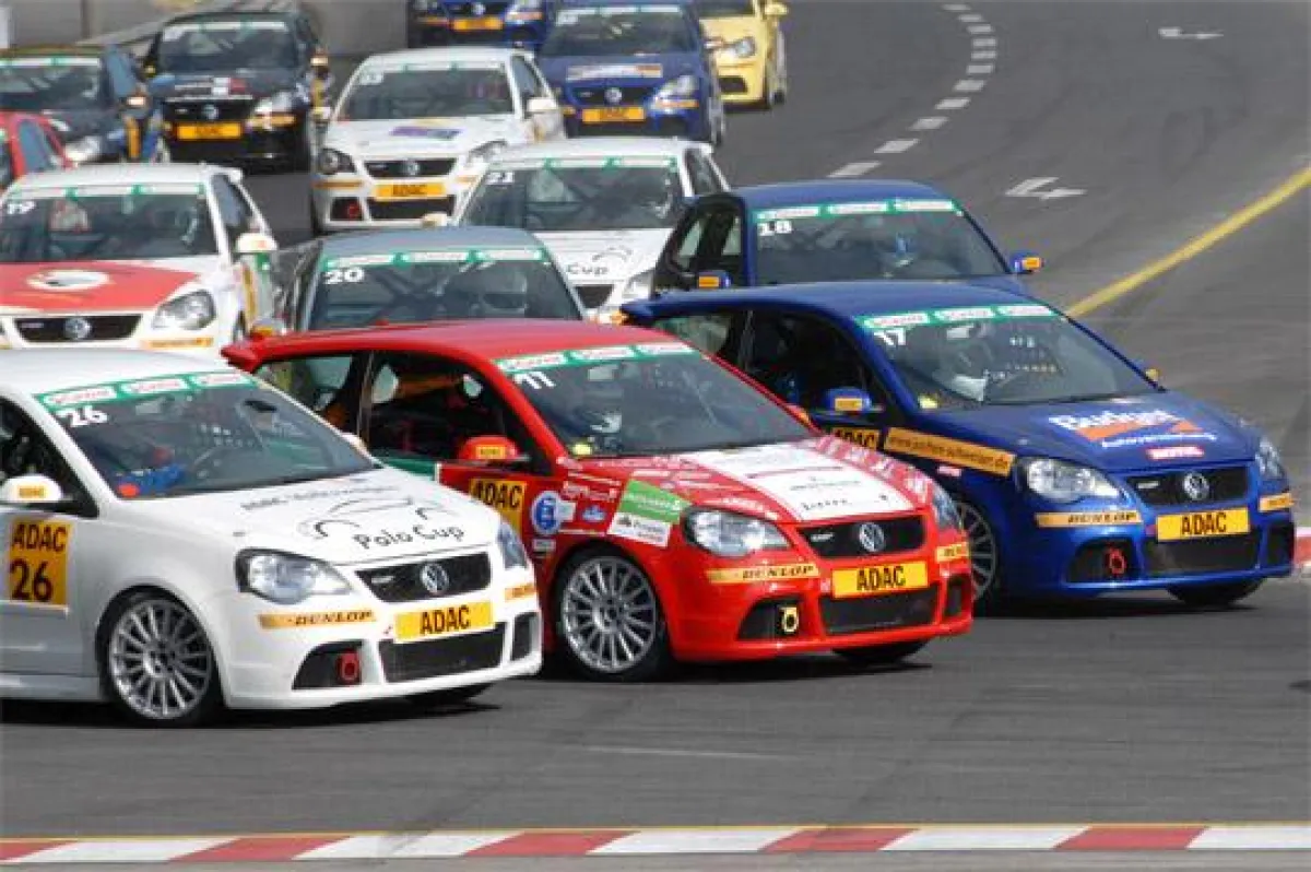 Sehr eng: Im ADAC Volkswagen Polo Cup muss Elia Erhart hart um seine Position kämpfen.