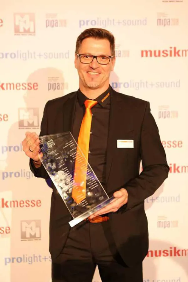 Andrew Abele freut sich über den P.I.P.A. Award für das Touring Rack 2 von Movecat (Foto: P.I.P.A. A