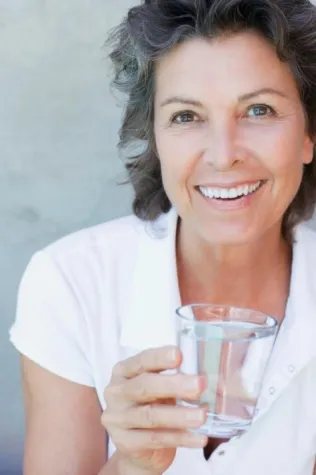 Studie belegt: Calciumreiches Wasser kann die Knochen um 7 Jahre verjüngen Bild: Studie belegt: Calciumreiches Wasser kann die Knochen um 7 Jahre verjüngen