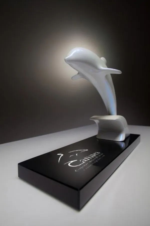 Grand Prix Trophäe - Der Weiße Delphin