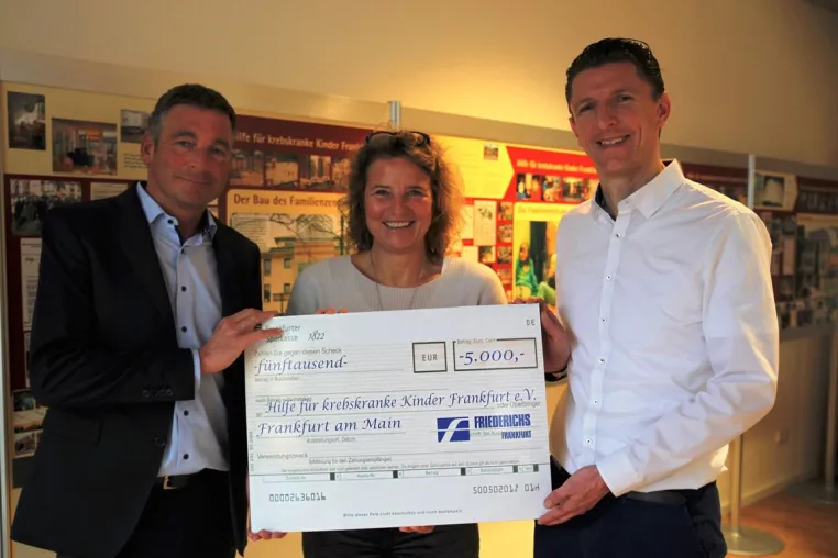 Bild: Carl Friederichs GmbH spendet 5.000 Euro an den Verein „Hilfe für krebskranke Kinder Frankfurt e.V.“