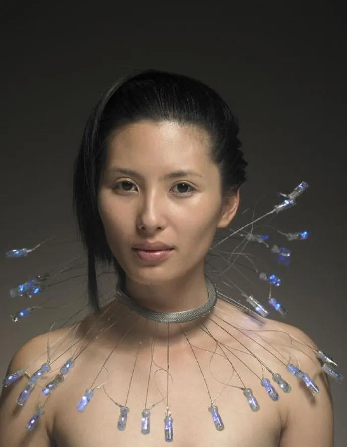 Das Collier blue blossom aus der jeweLIGHTs-Serie von studio marcmann fuegt sich wie eine blau leuchtende Kornblume um den Hals (Foto: Markus Tollhopf)