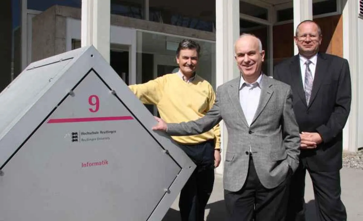 Das Promotionsteam um Dekan Prof. Dr. Dietmar Bönke (r)