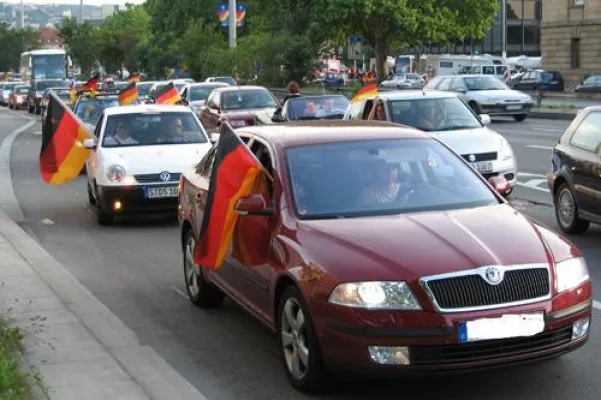 Bild: La-Ola-Welle und Torrausch gefährden Autofahrer