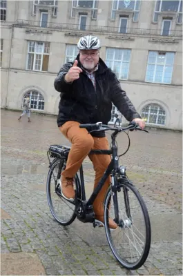 Bild: Peter Harry Carstensen tritt für den Fahrradklima-Test in die Pedale