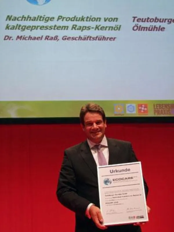 Dr. Michael Raß, Geschäftsführer der Teutoburger Ölmühle, freut sich über den zweiten Preis beim Ecocare Award 2010 in Düsseldorf.