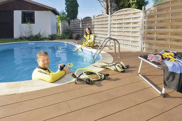 Bild: Terrassendielen aus Plenera - der ideale Belag des Bodens für Wellnessbereiche & Poolanlagen