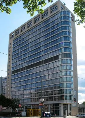 Bild: Brüstungs-Fertigteile mit Bodenplatte und Ohren/Revitalisiertes Büro-Hochhaus „Lighttower“ in Frankfurt