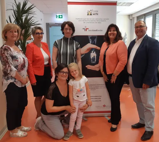 SinnWin VereinbarkeitskundIn STB Gusel erhält Staatliche Auszeichnung „Familienfreundlicher Arbeitgeber“ Bild: SinnWin VereinbarkeitskundIn STB Gusel erhält Staatliche Auszeichnung „Familienfreundlicher Arbeitgeber“