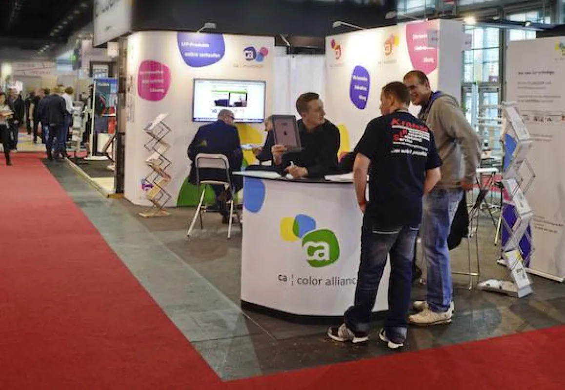 Im Dialog: Das Messeteam der Color Alliance