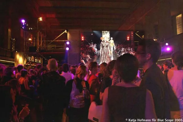 Bild: Défilé 05 der Modeklasse Vivienne Westwood, Berlin 2005: Eine Stil-Ikone sagt Good bye