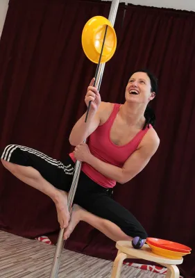 Bild: Familienfreundlichkeitspreis - Preisjury testet mit der erleb-bar Pole-Artistik