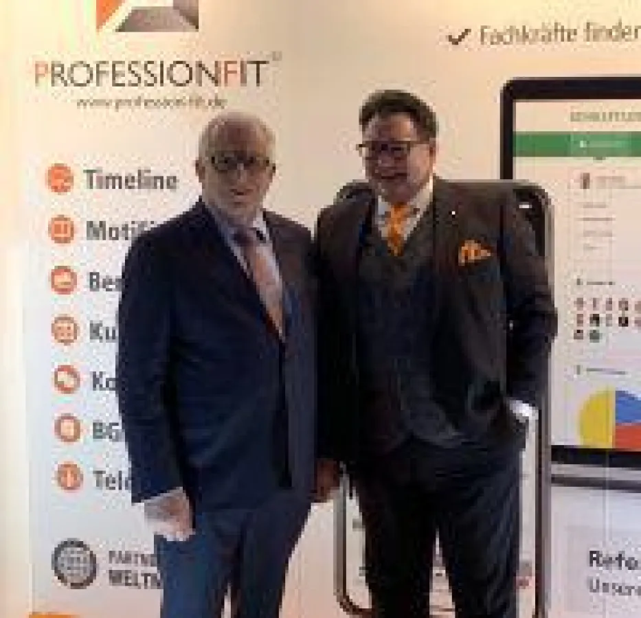 Bernhard Schindler begrüßt Dieter Härthe, Vorstand vom Senat der Wirtschaft Deutschland.