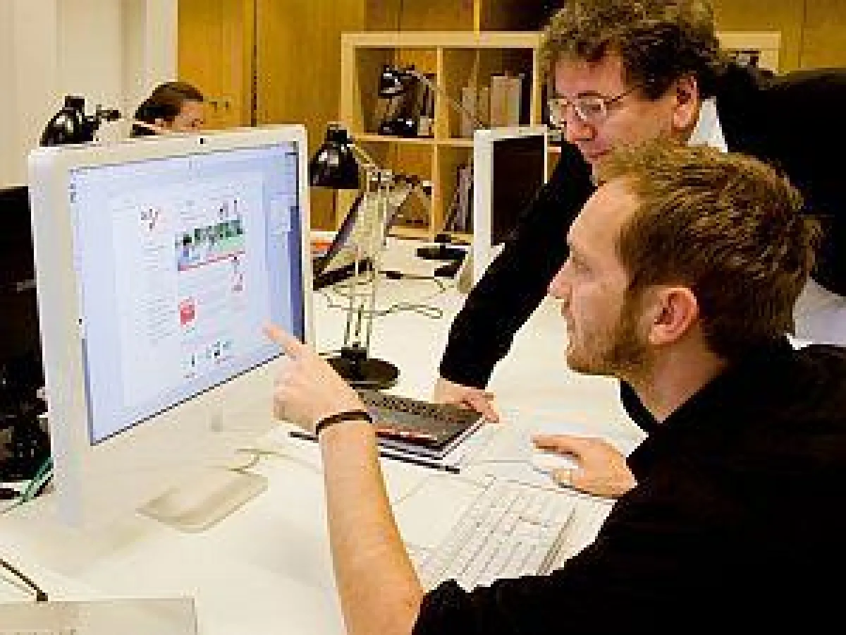 Thorsten Schraven (Vordergrund) und Uwe Jung von C4C diskutieren die Entwicklung der SeT-Website. Beide sind mit ihrer Gelsenkirchener Agentur in mediapolis aktiv.