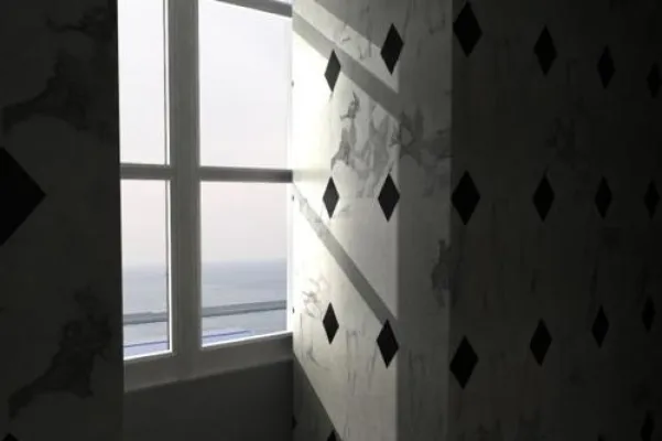 Bild: Korridore, Fenster und ein Geheimnis im „Museo di Arte Contemporanea di Villa Croce“, Genua, Italien.