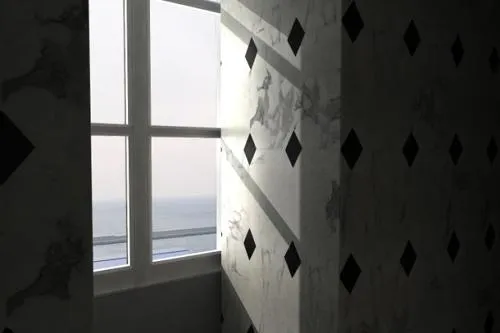 Bild: Korridore, Fenster und ein Geheimnis im „Museo di Arte Contemporanea di Villa Croce“, Genua, Italien.