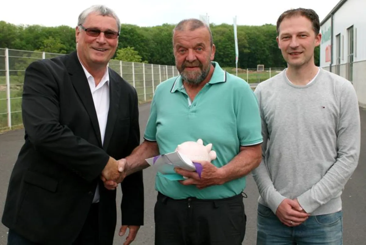 Logistikleiter Thomas Zehnder (links) und Versandleiter Manuel Senft (rechts) verabschieden Norbert