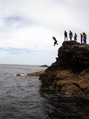 Bild: Klippenspringen statt Klassenraum - Wie sich auch "Englischmuffel" für die Insel begeistern lassen