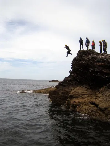 Klippenspringen statt Klassenraum - Wie sich auch "Englischmuffel" für die Insel begeistern lassen Bild: Klippenspringen statt Klassenraum - Wie sich auch "Englischmuffel" für die Insel begeistern lassen