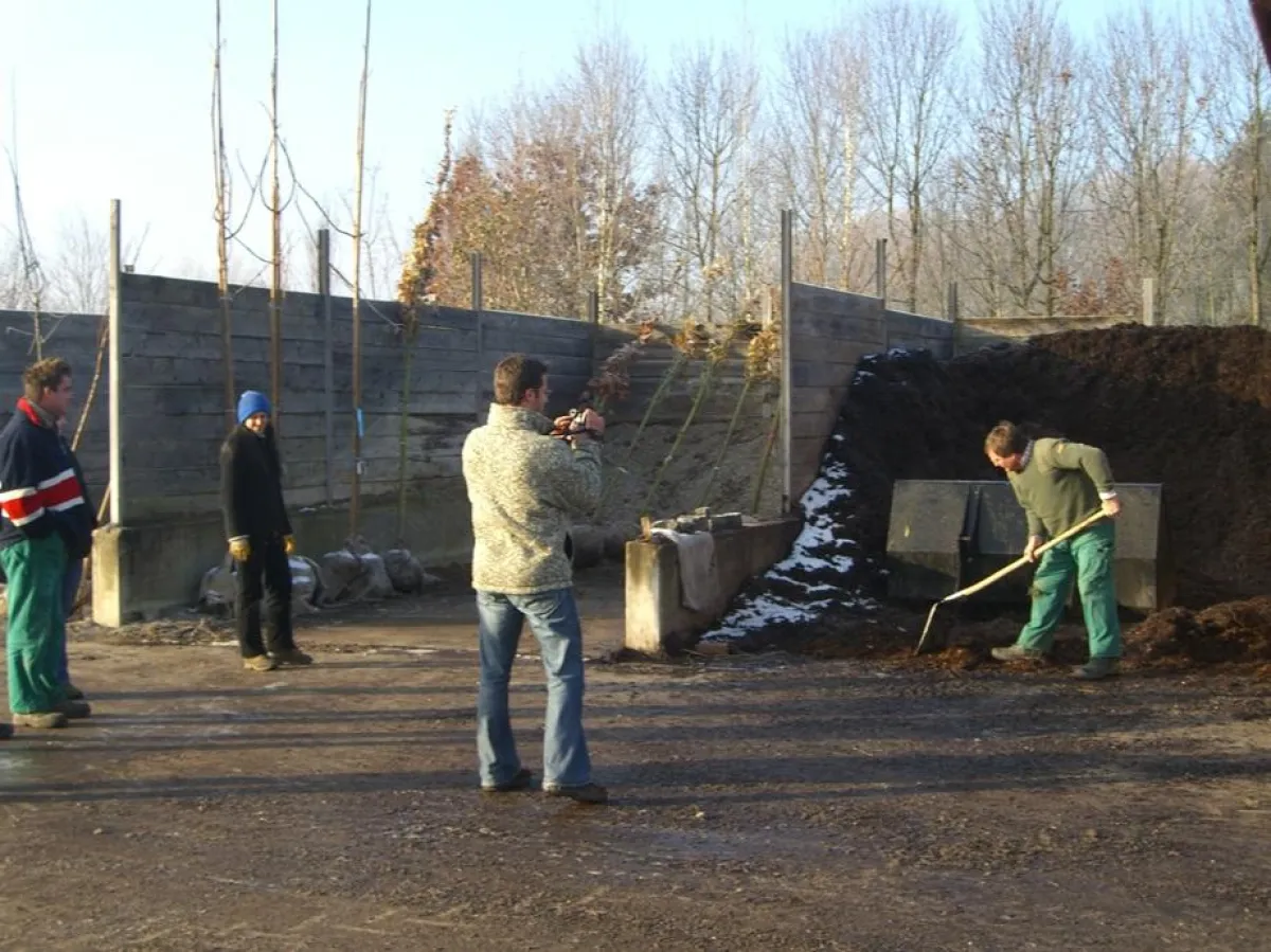 Michael Roser, Physiotherapeut, filmt die Gärtner bei der Arbeit.