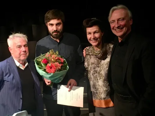 Bild: Erster C. Bernd Sucher Preis an Nachwuchs-Kritiker Maximilian Sippenauer vergeben