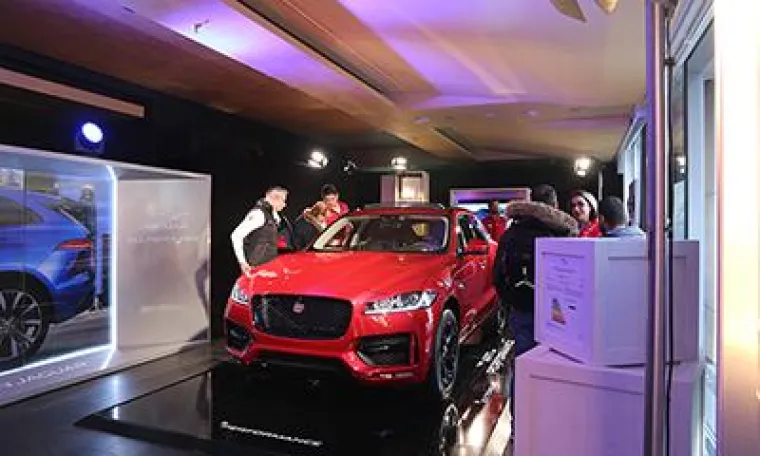 Bild: Jaguar Land Rover eröffnet Pop Up-Location auf der Düsseldorfer Königsallee