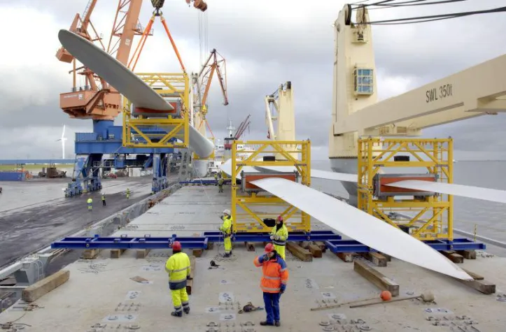 Bild: Umschlag von Windkraftanlagen bei Brunsbüttel Ports im Aufwind