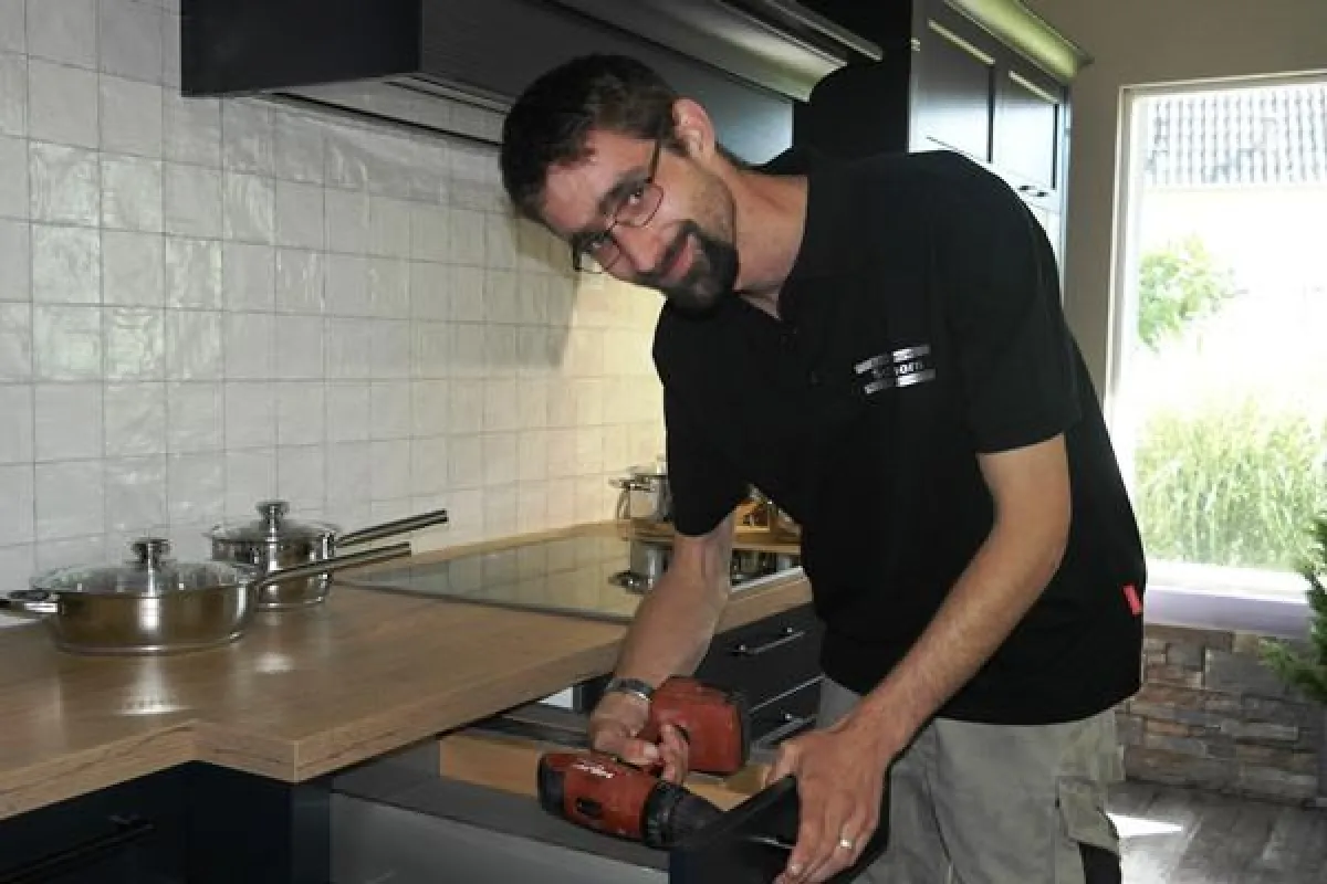 Anfang Mai hat Armin Ammann seinen Arbeitsvertrag bei Küchenplanung Schöllhorn unterschrieben