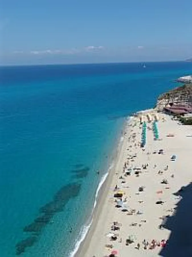 Der Strand von Tropea im Sommer. Die Italienisch Sprachschule befindet sich nur 5 Gehminuten vom Strand entfernt.