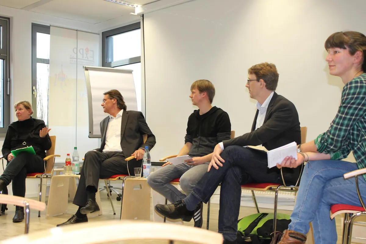 Foto (v.l.n.r): Katrin Baumert, Ingo Malter, Fabian Beran, Jochen Biedermann, Madlen Haarbach (Mod.)