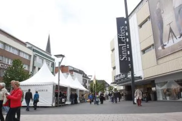 Atelier GARDEUR eroberte die Hindenburgstraße - Hosenspezialist war der Publikumsmagnet der Einkaufsmeile Bild: Atelier GARDEUR eroberte die Hindenburgstraße - Hosenspezialist war der Publikumsmagnet der Einkaufsmeile