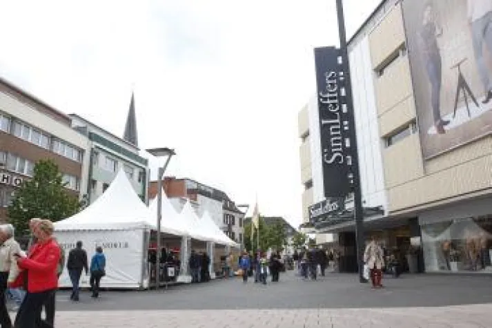 Bild: Atelier GARDEUR eroberte die Hindenburgstraße - Hosenspezialist war der Publikumsmagnet der Einkaufsmeile