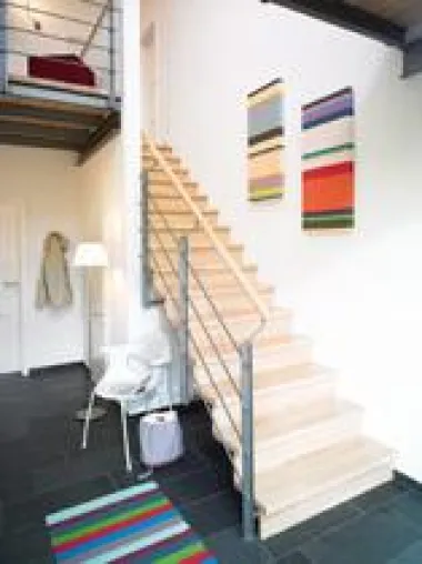 Bild: Macht sich gut an jeder Wand – Zweiholmtreppe mit geschlossenen Stufen