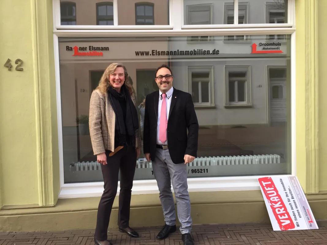 Hilke Möller und Rainer Elsmann vor dem neuen Büro in Kalkar - Monrestr. 42