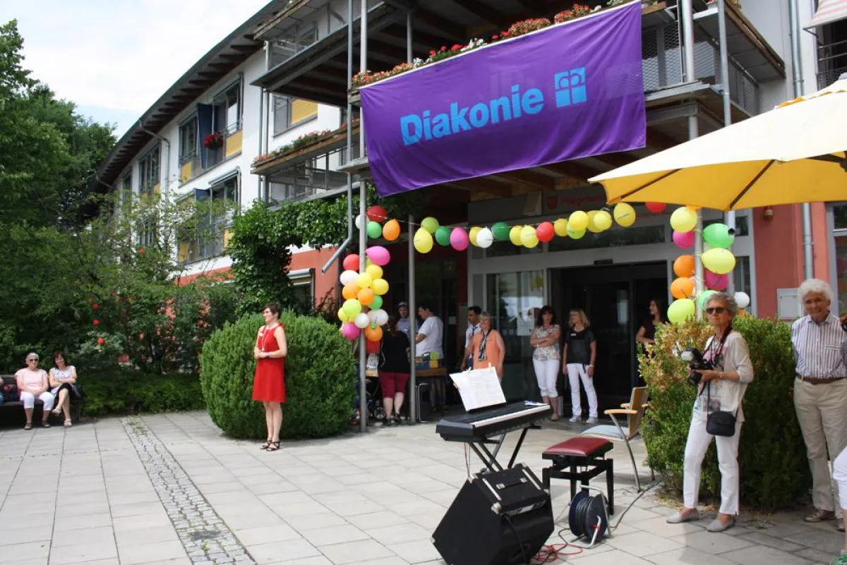 Heimleitern Justine Bohne begrüßt die Gäste zum Jubiläumsfest.