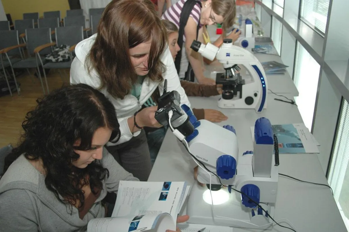 SchülerInnen begeistert beim Mikroskopieren und Pipettieren (c) zet