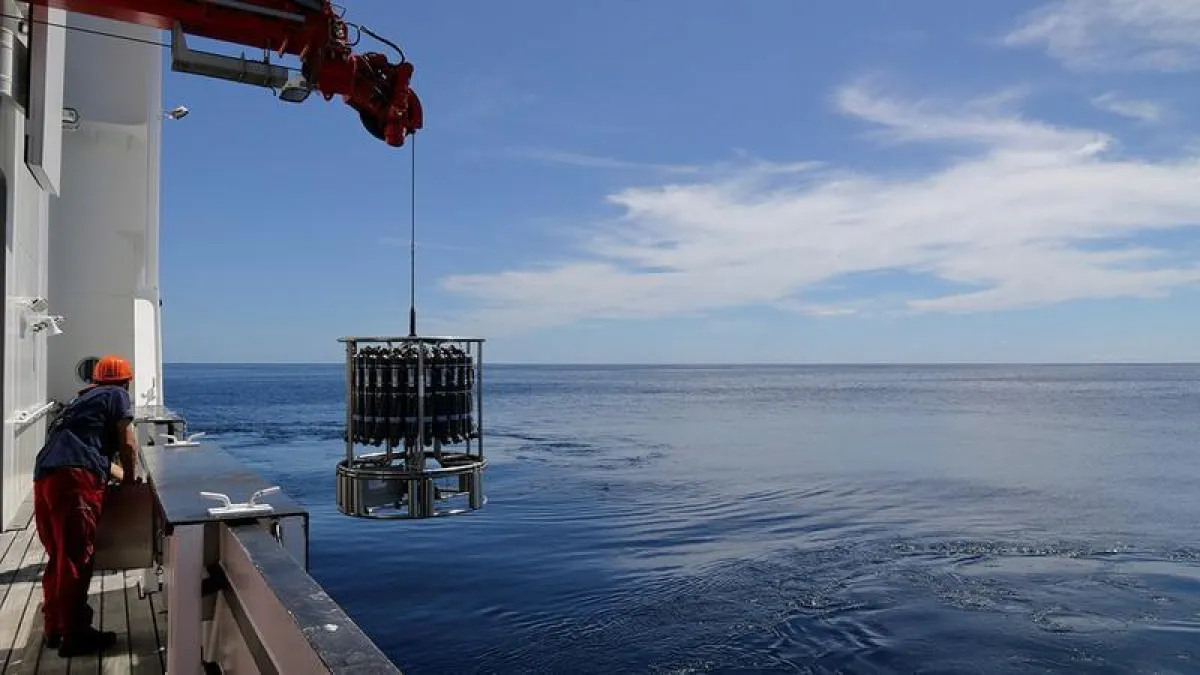 With the help of a device called a CTD rosette, scientists can takes samples from the water column and measure water parameters such as salinity, temperature, oxygen content and particle density. (Ph