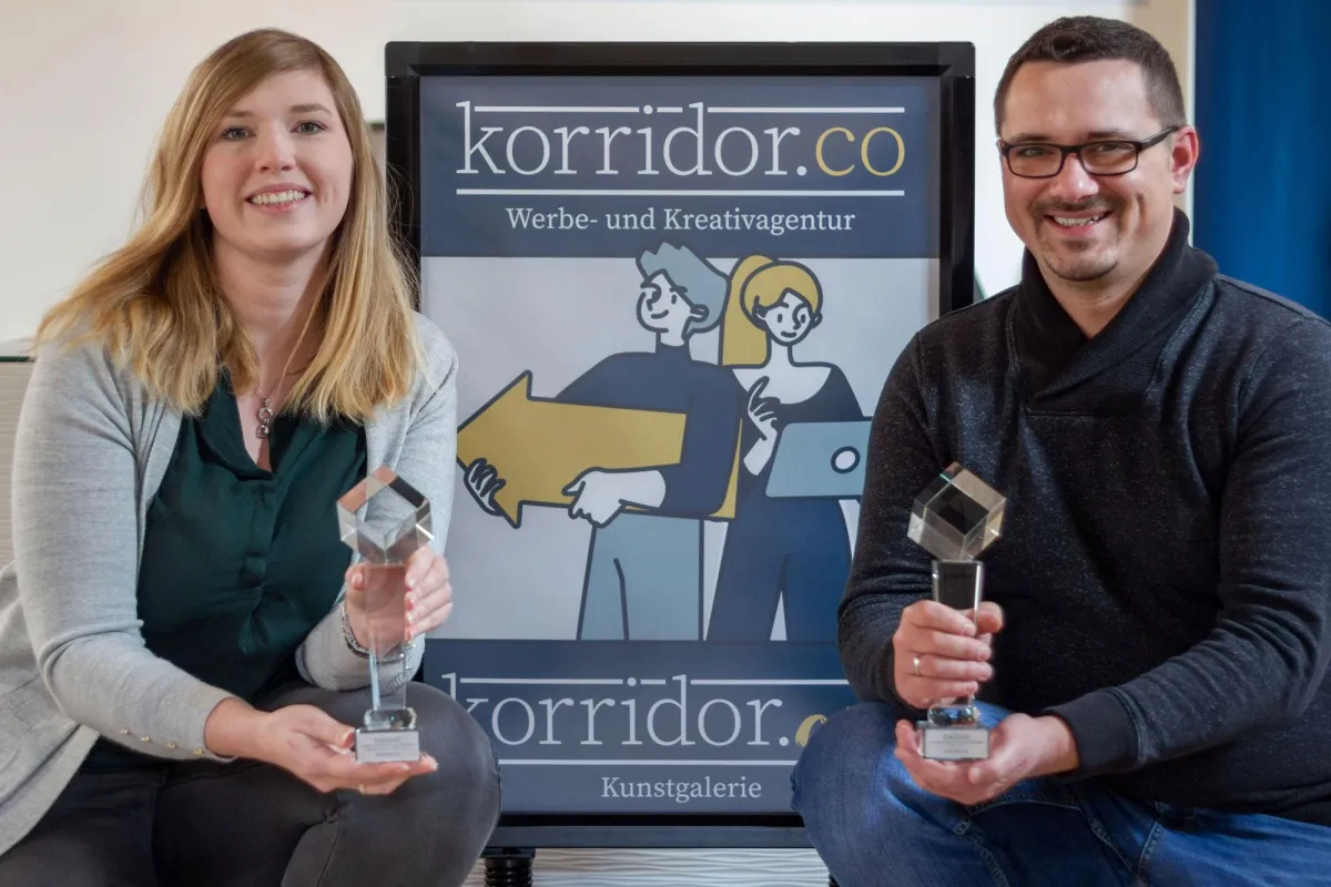 Juliane Zeh (links) und George Arauner (rechts) mit den beidem Pokalen.