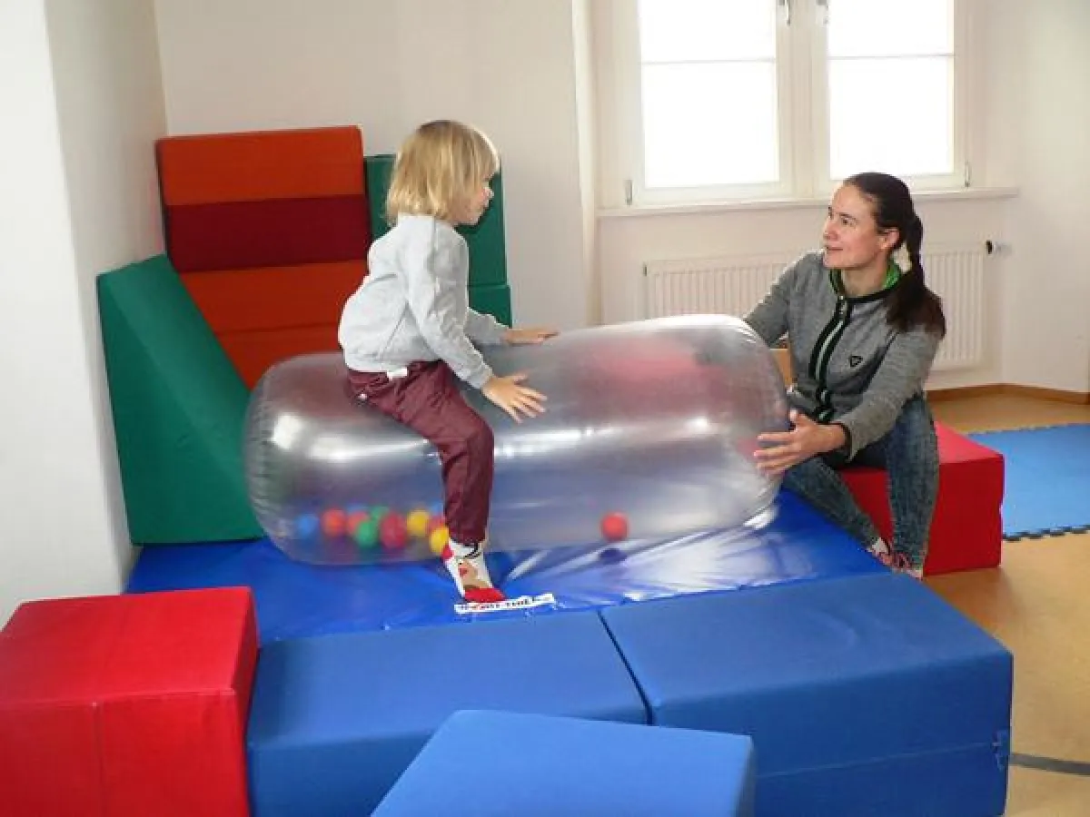 Spielerisch trainieren die Kinder Sprache, Motorik, Sozialverhalten, Wahrnehmung und Kognition.