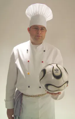 Bild: Kulinarische Flanke: Jan Theofel kocht WM-Menüs