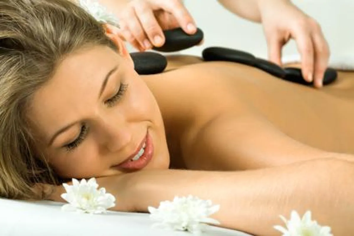 Hot Stone Massage auf dem Rücken