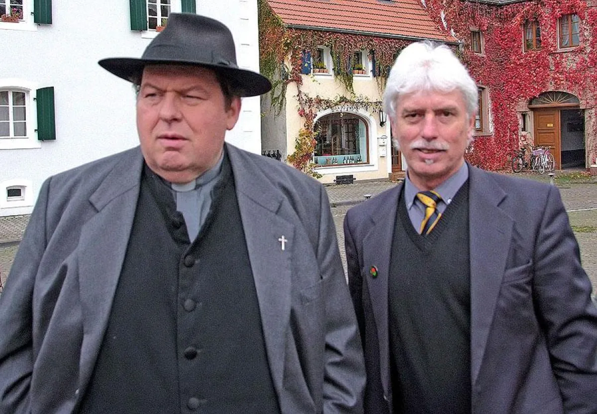 Der Schauspieler Ottfried Fischer (li.) mit Marketingfachmann und Komparse Rainer Prüm aus Merzig während einer Drehpause zu ?Pfarrer Braun?.