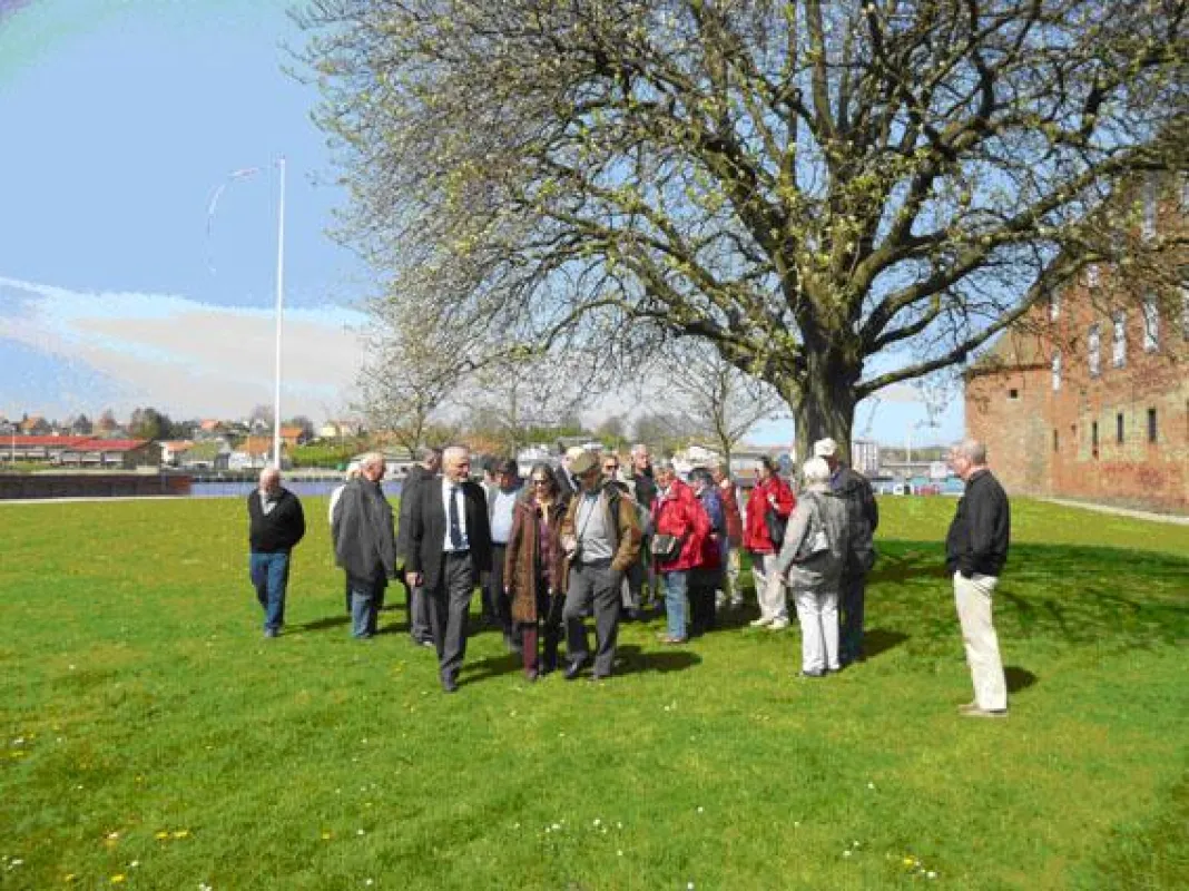 Die Bildungsreisegruppe vom „Forum Baltikum – Dittchenbühne“ vor dem Sonderburger Schloss.