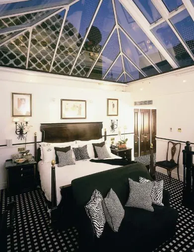Bild: Watching London’s starry sky - Im Hotel „41“ die Sterne vom Hotelbett aus zählen