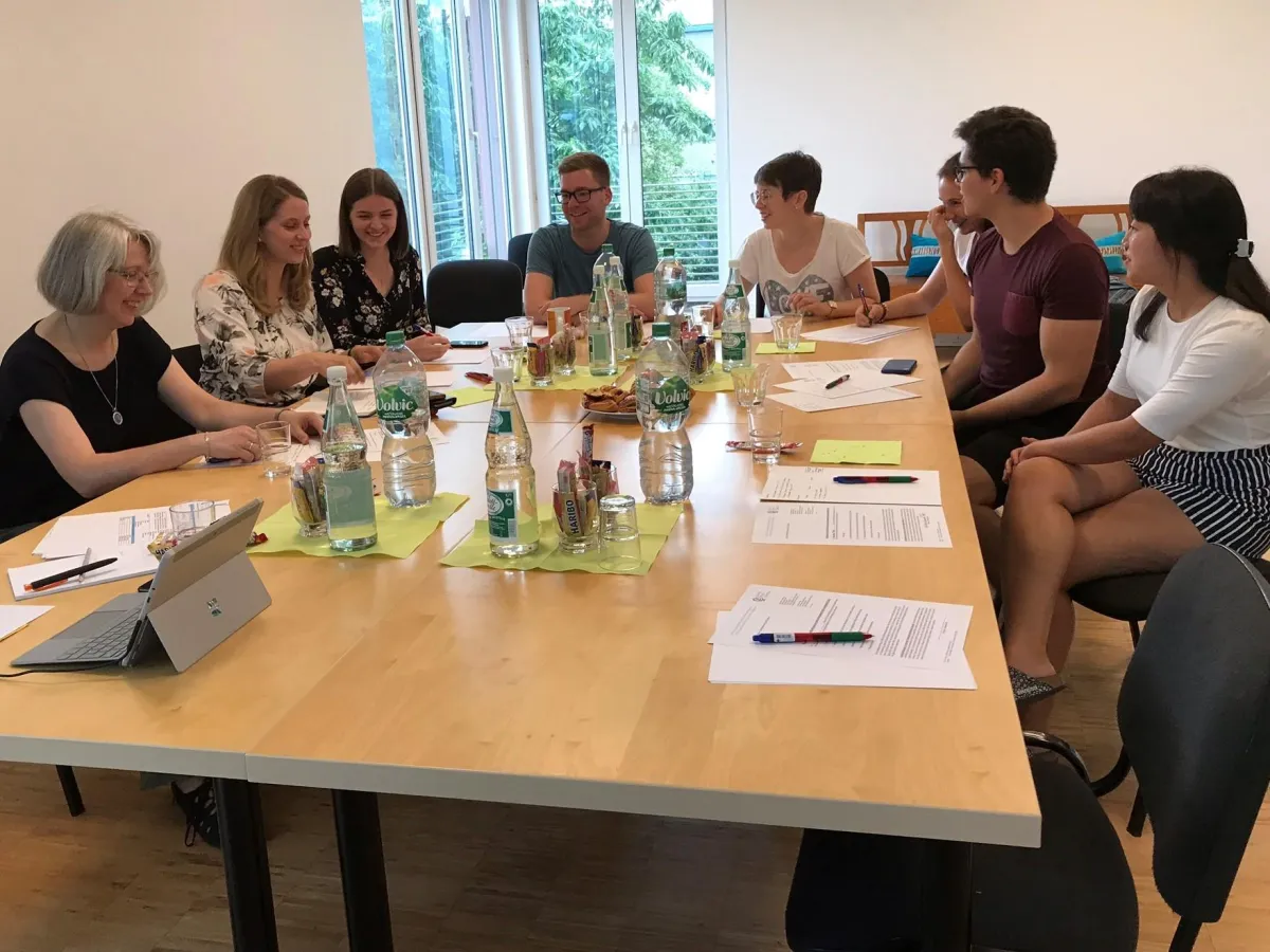 Die Gründer und ehrenamtlich mitarbeitende Vereinsmitglieder während des Workshops