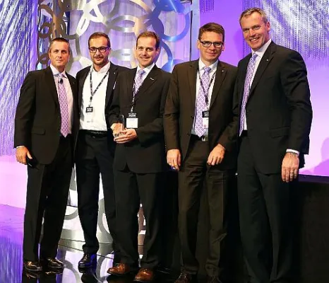 Bild: Controlware erhält Auszeichnung "Partner of the Year 2017" von Extreme Networks