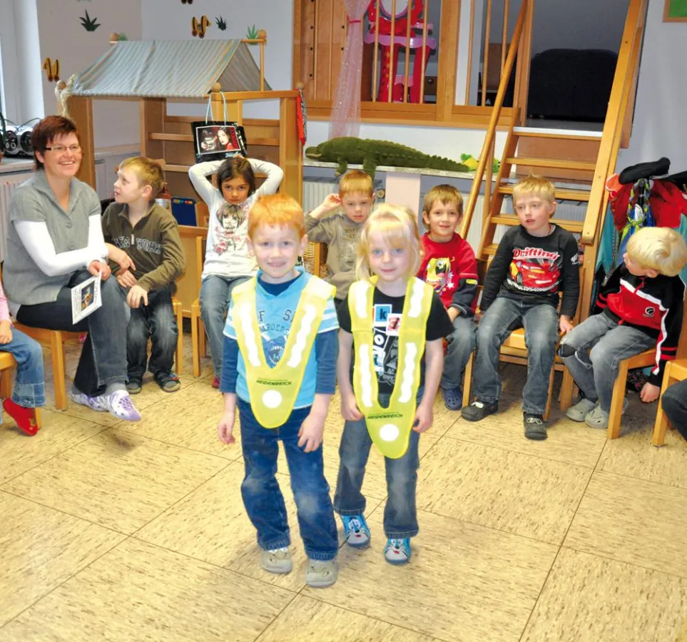 Die Kesperknirpse freuen sich über ihre Sicherheitsüberwürfe