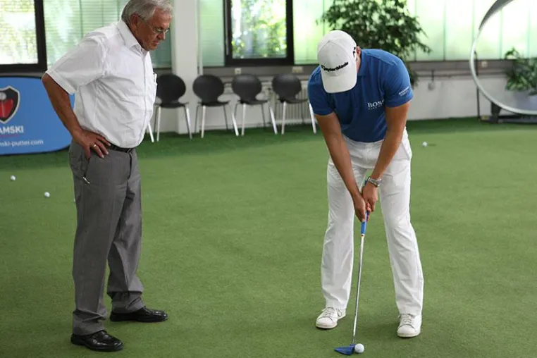 Bild: Dominic Foos: Puttanalyse im KRAMSKI Puttstudio