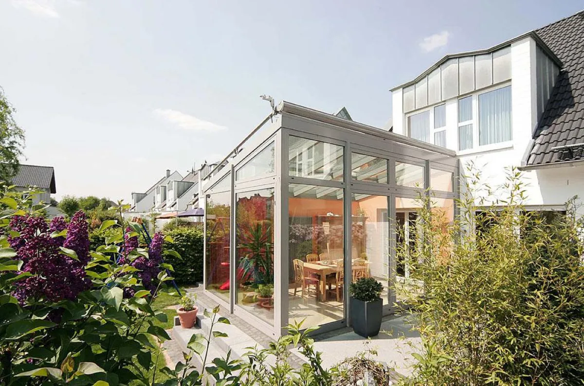 Natur pur im Glaskasten: Ein Wintergarten schafft Wohlfühl-Atmosphäre in den eigenen vier Wänden. Foto: Sunshine